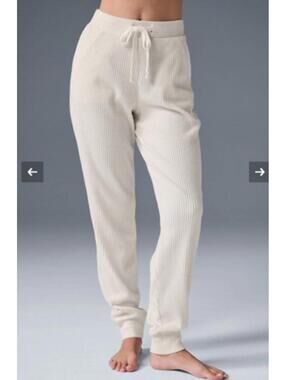 alo Muse ribbed sweatpant jogger size small in ivory